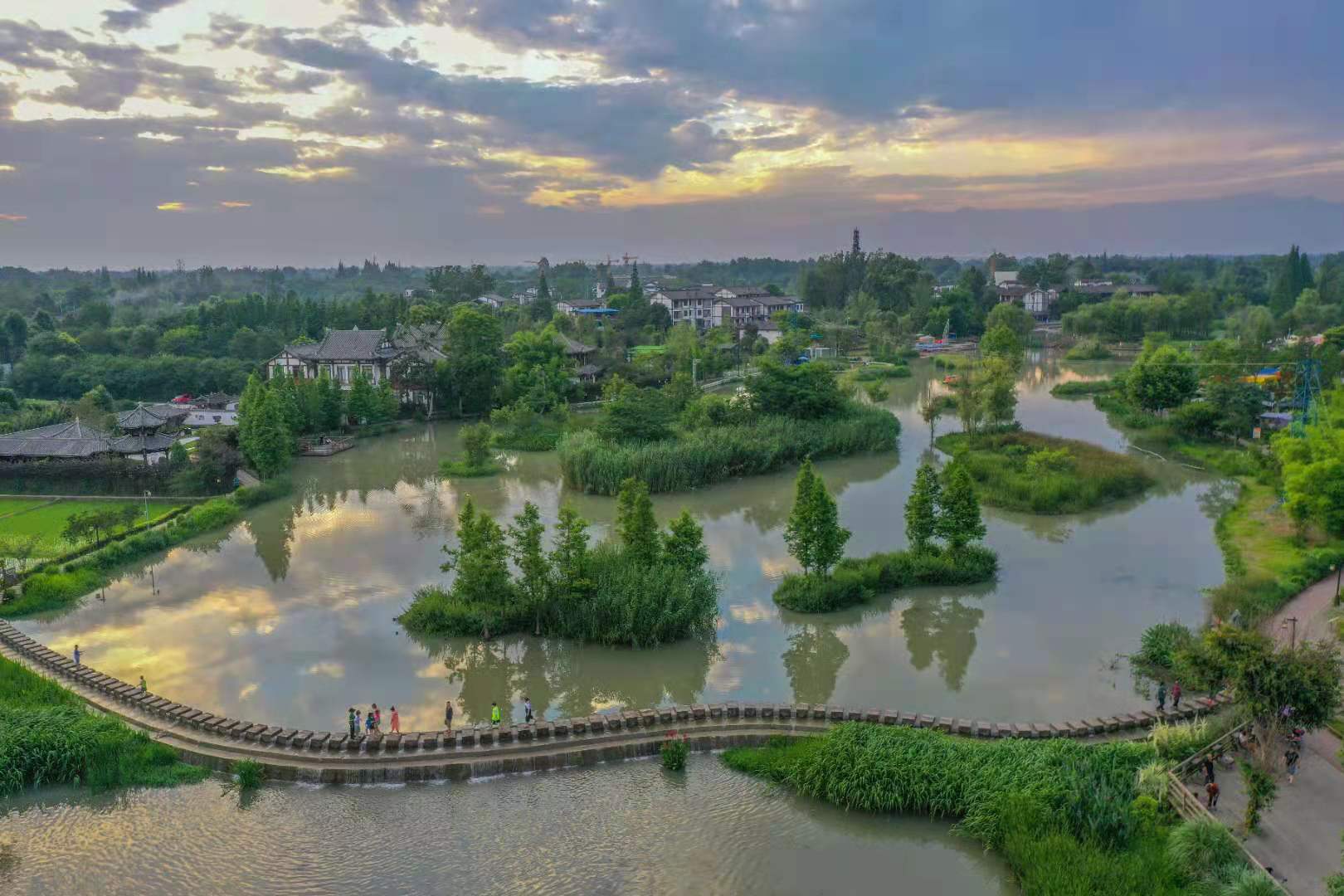不知是云在水中遨游，或是鱼在天上飞翔~图源 郭鉴