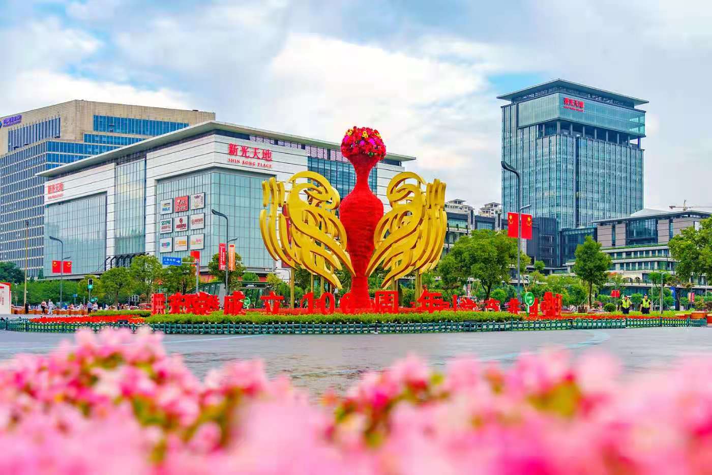城市重要道路节点随处可见造型各异的生态雕塑。图据~张志强