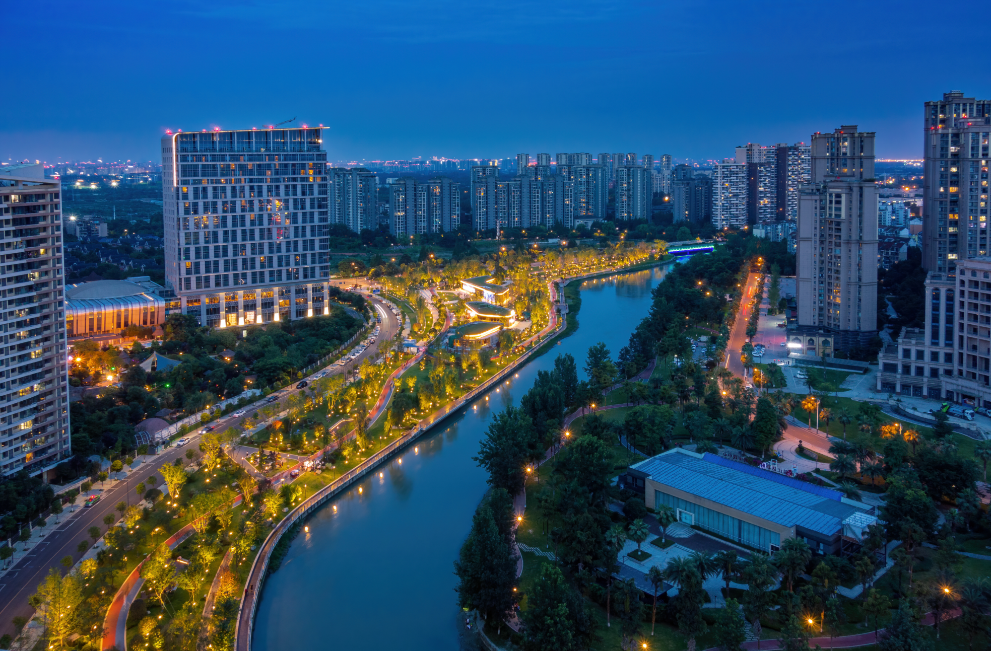 宝石蓝天空下，江安河蜿蜒流淌~图源 向实