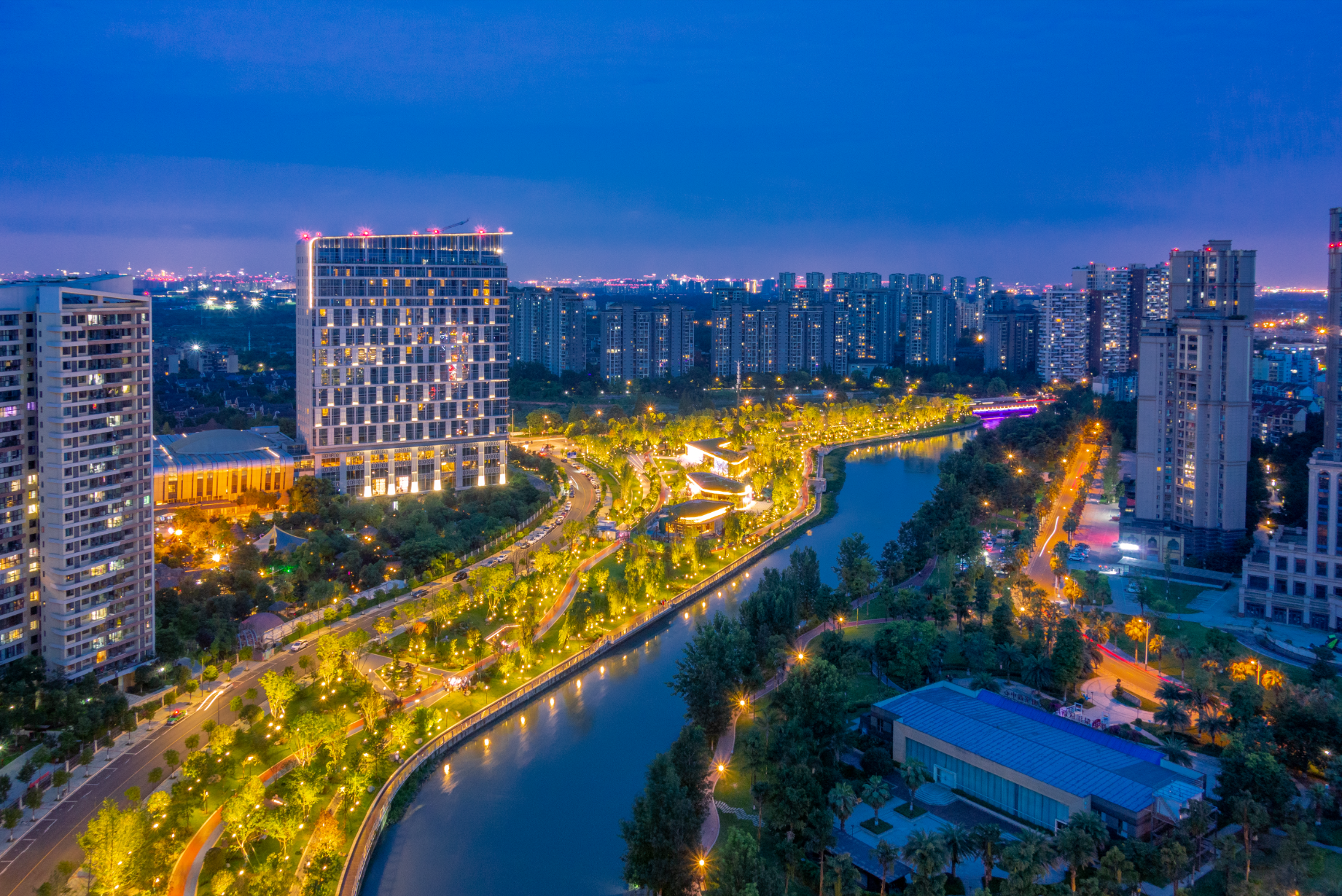 当江安河边夜幕降临~图源 向实