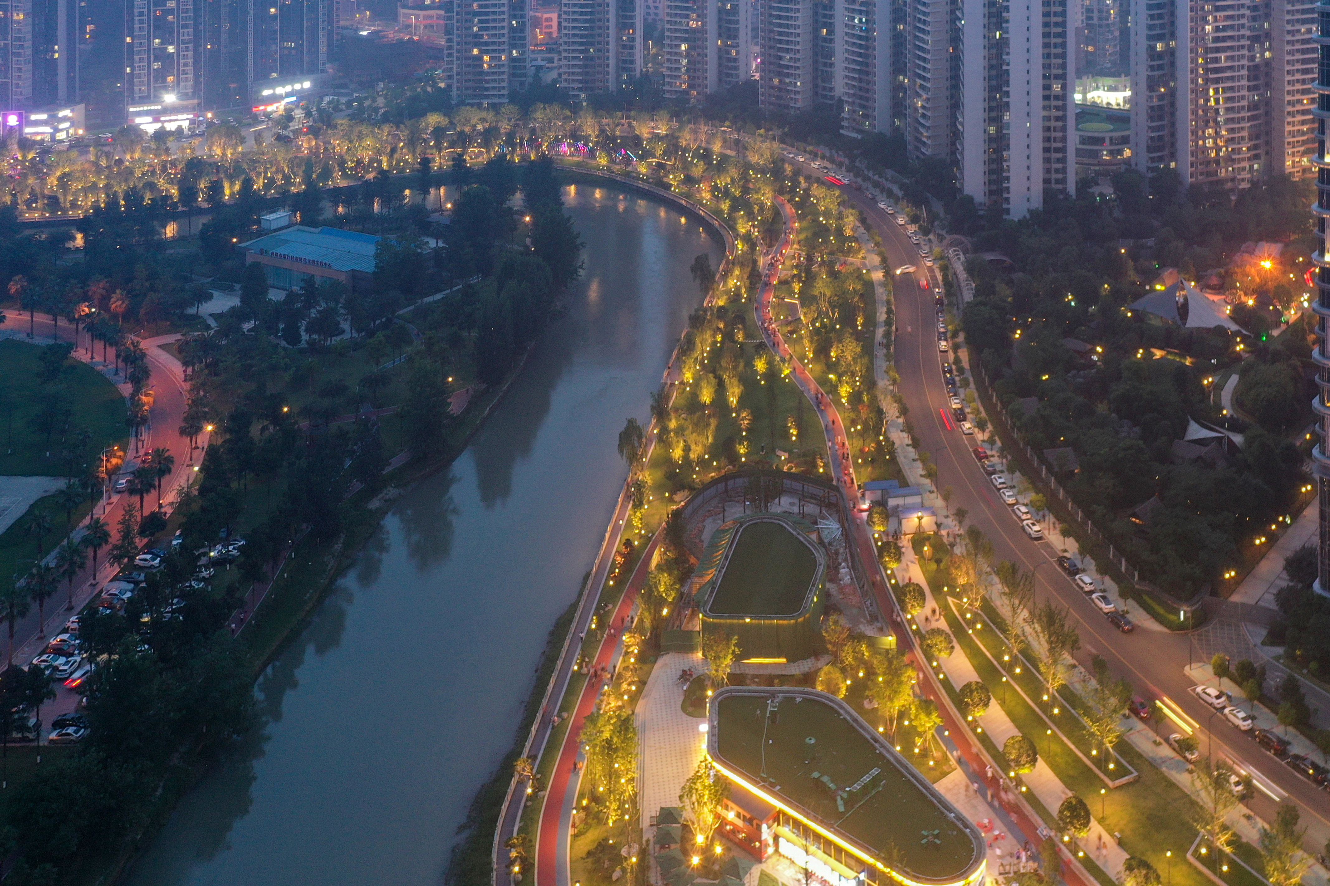 一幅夜色卷轴画便徐徐展开~图源 郭鉴