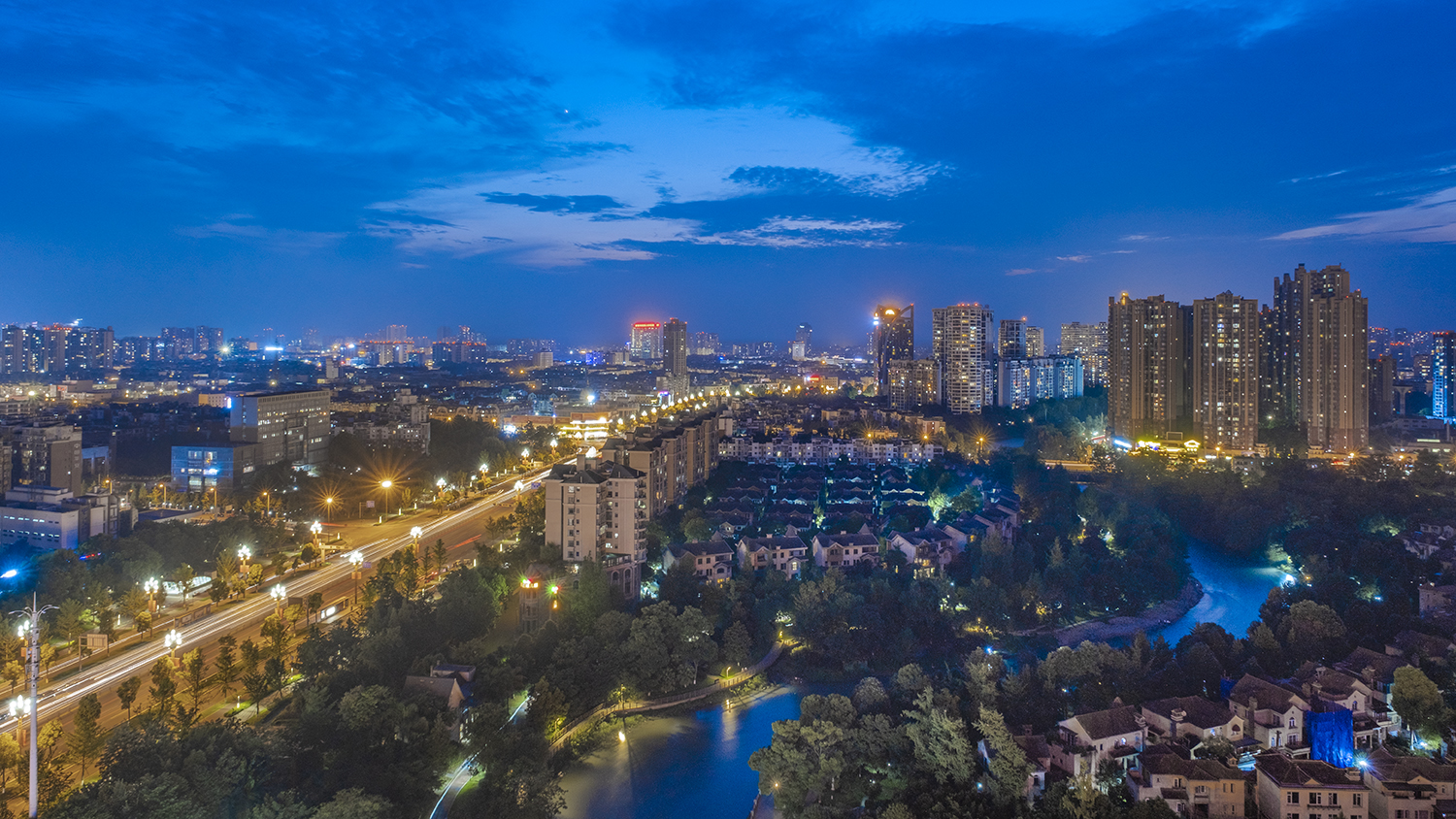 江安河畔夜色美