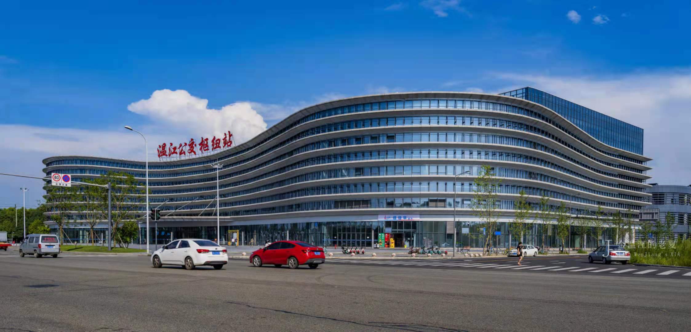 便捷高效的交通让温江人民的幸福感日益浓厚   图 @ 夏国良