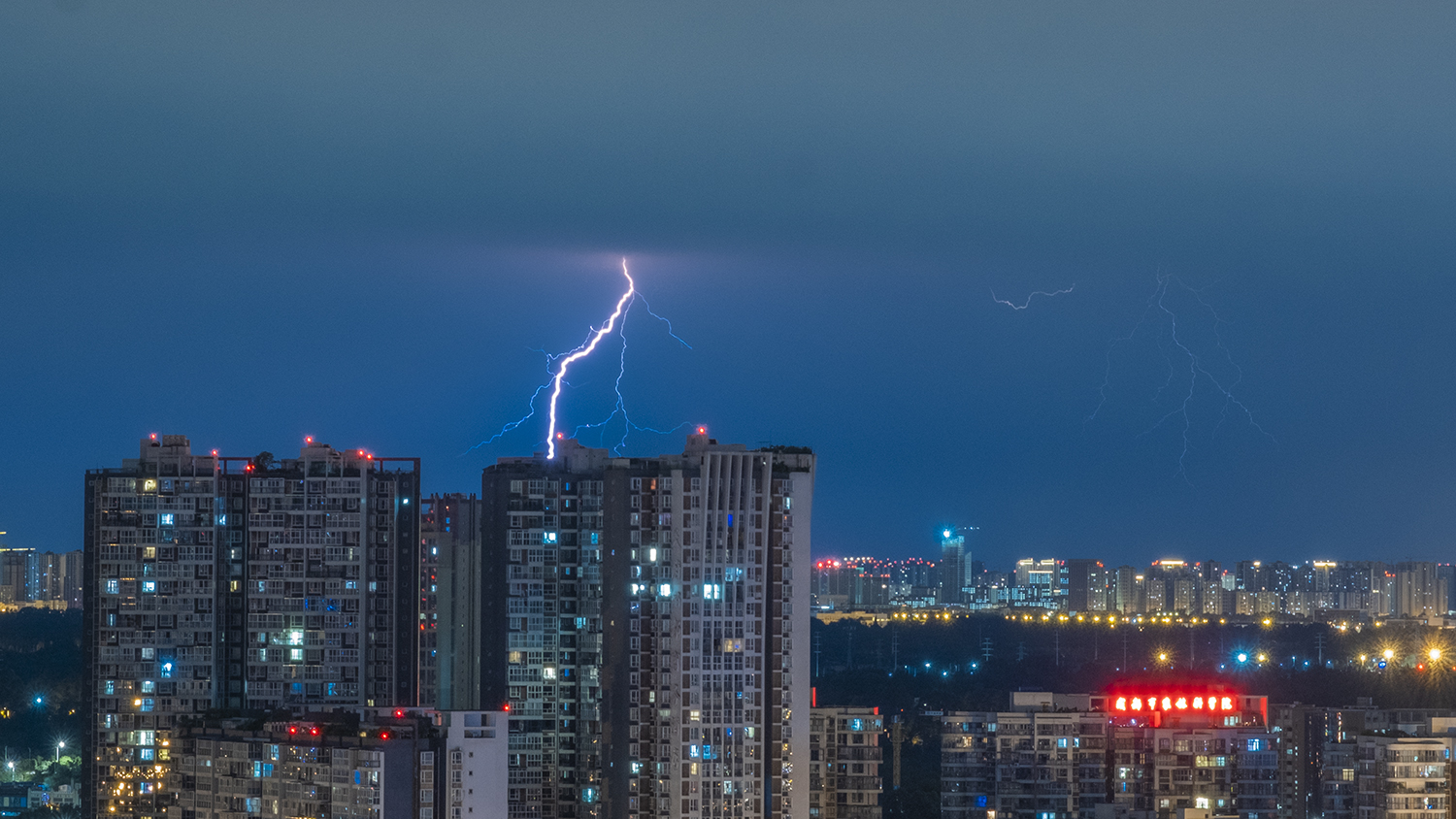 昨夜的温江雷雨交加~图源：田相和