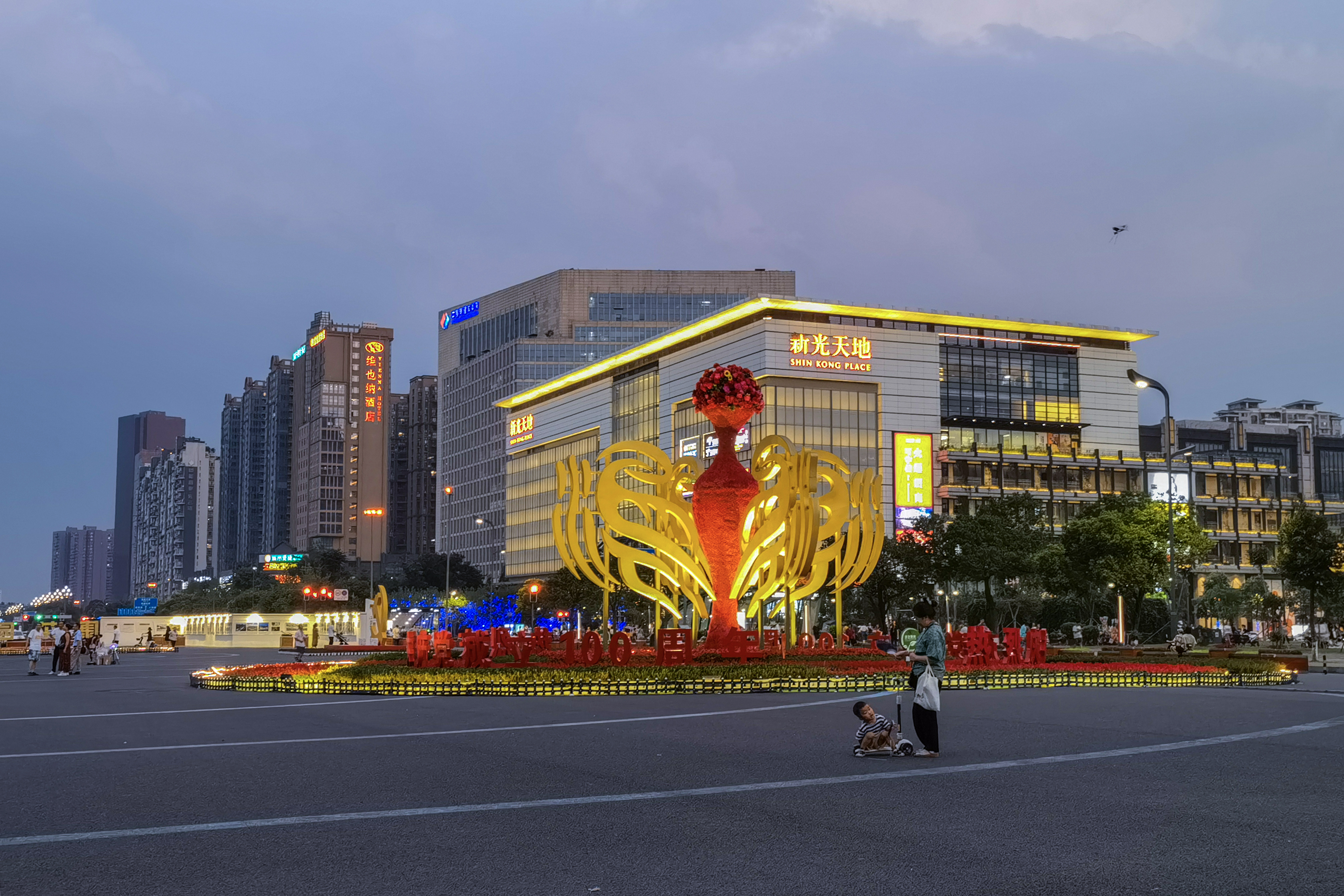 当晚霞渐渐褪去，霓虹与街灯装点着城市的美丽与繁华 图@ 郭鉴