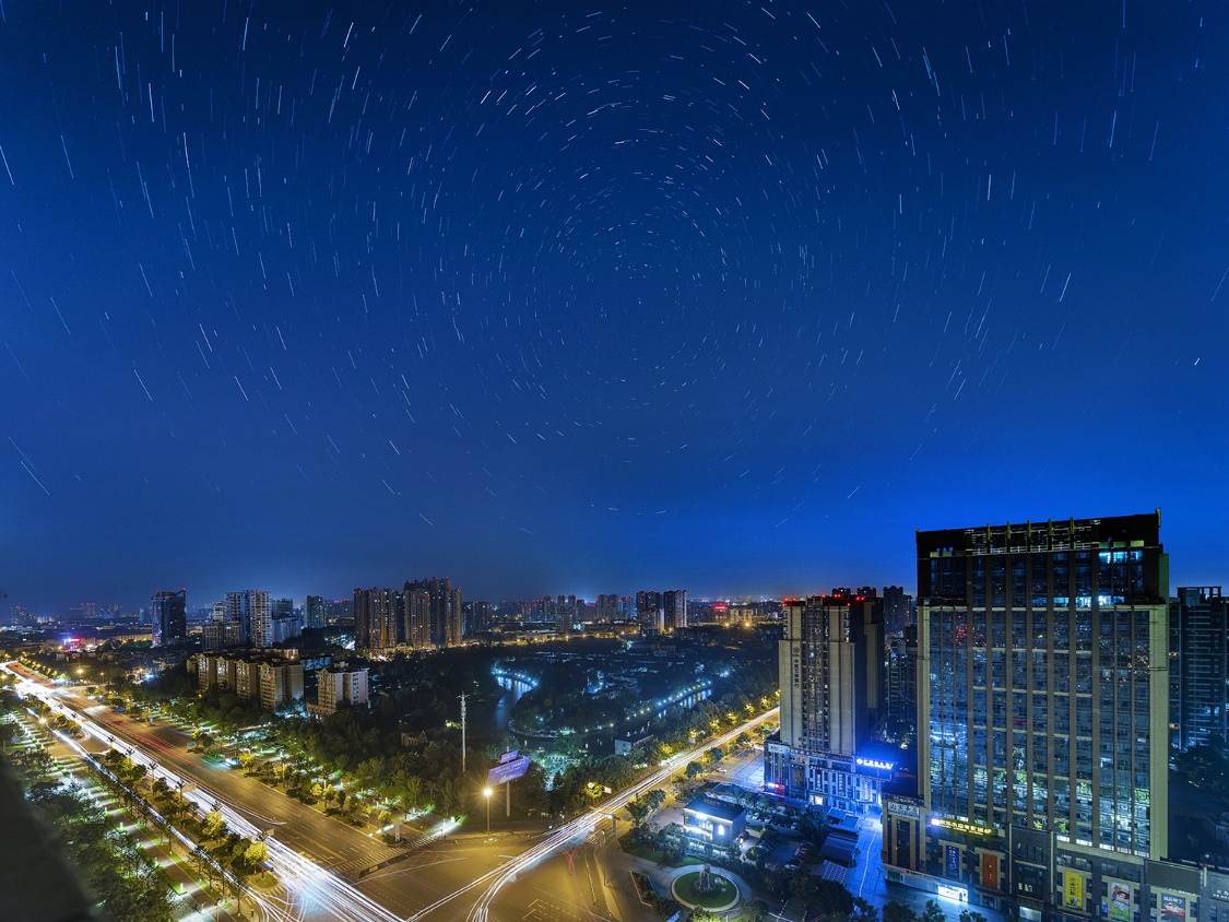 星空下的城市，少了白日的喧嚣，但也有绚丽多彩的繁华     图 @ 田相和