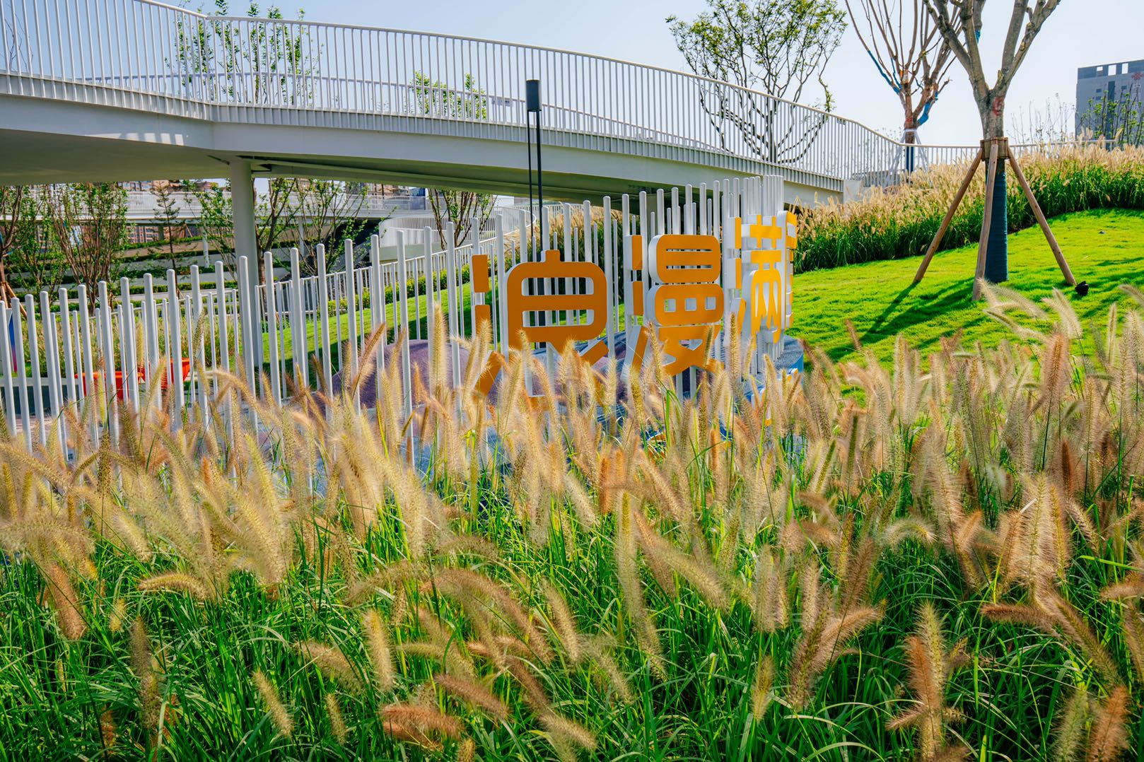 水中云桥、爱情长廊等随处可见的爱情主题景观，都是恋人们拍照打卡的好去处  @  梁波