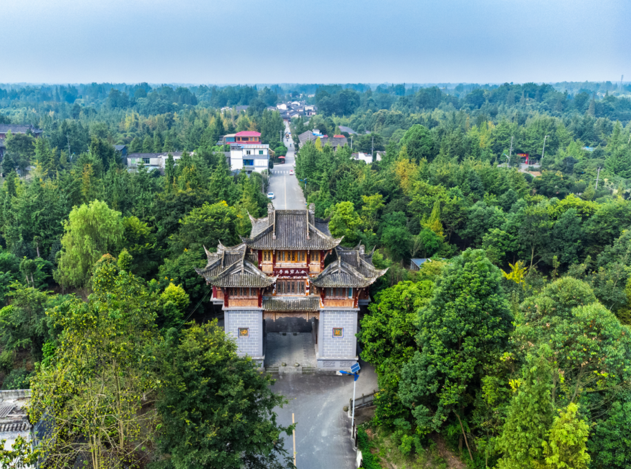 “一足踏二县，一市连二乡”连二里市好风光