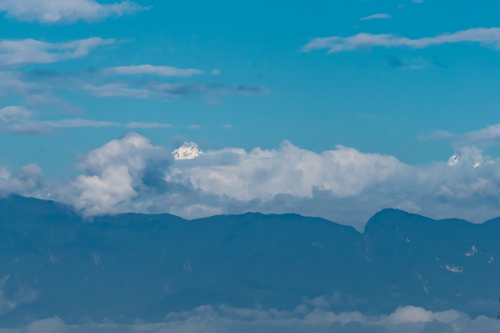 白云依山动，似水绕峰转      图 @ 向实