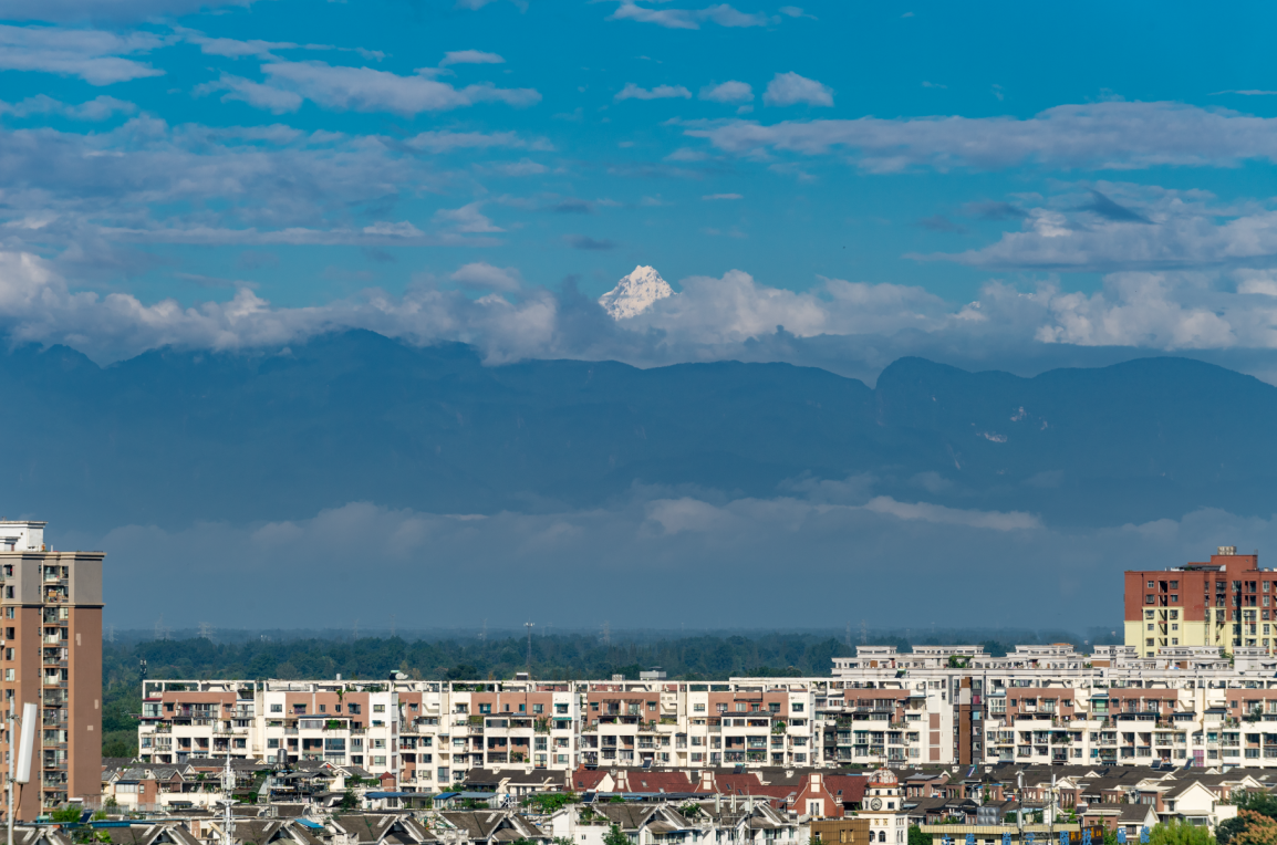 丽日晴空下，雪山美如画