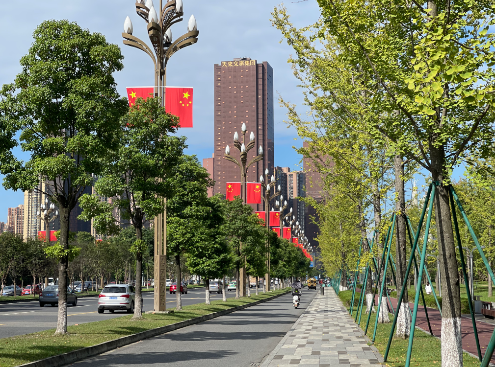 随着国庆节日益临近，温江街头焕然一新      图 @ 何妍婷、彭月