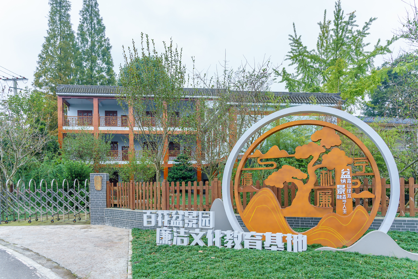 走进北林，徜徉在百花盆景园    图 @ 张志强