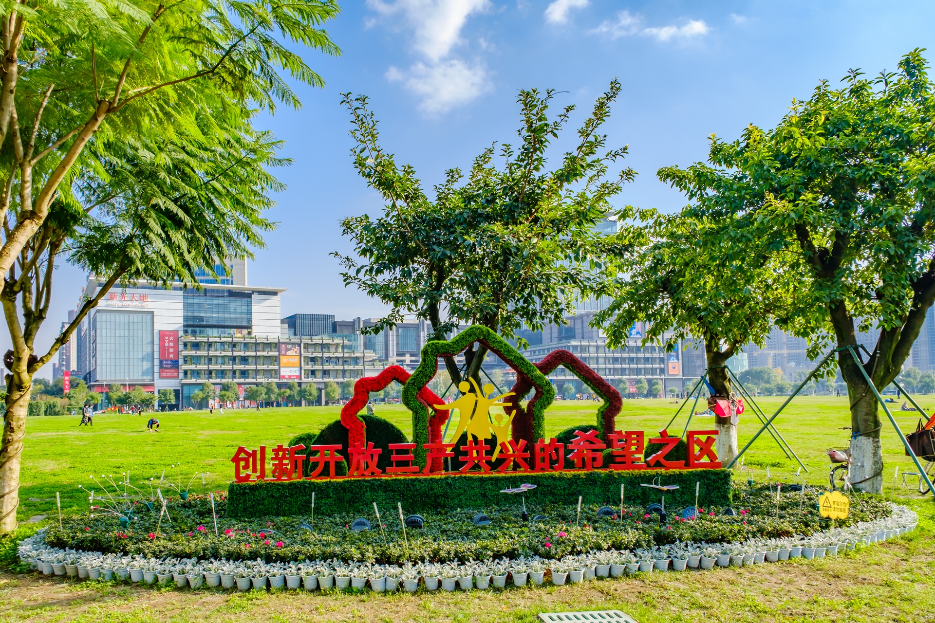 暖意融融、怡然自得,一切美好都在这座美丽的城市悄然绽放！    图 @ 张志强