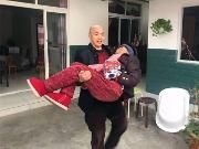 温江最浪漫公主抱，这一抱看哭很多人...
