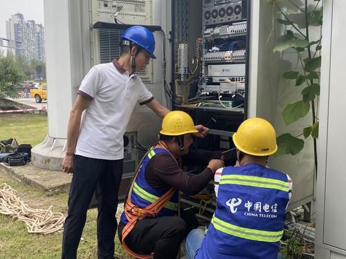 通讯工人们正在新建5G基站.jpg