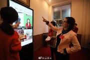 政协委员屏前看新闻，温江融媒体中心大屏现身两会