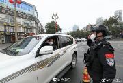 面对设卡盘查，他向民警敬了个军礼