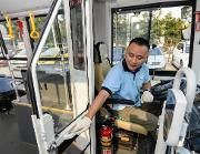 成都公交车“上新” 驾驶员多了安全隔离门