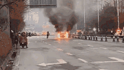 汽车自燃民警跑离现场，网友却纷纷为他点赞