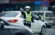 交警整治商超附近乱停车现象