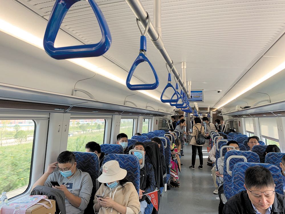 “大肚”公交化动车组首次投运成绵乐