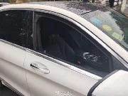 太暖了！车停在路边忘关窗，好心人帮他用纸箱挡雨