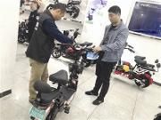 买了车就能上路 成都实施电动自行车“带牌销售”