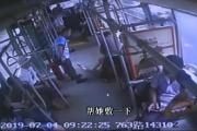 乘客突发疾病晕倒 司机市民紧急救助