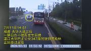 轿车自燃，温江热心公交司机伸援手