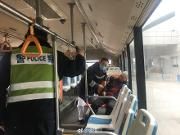​大爷坐公交车突发疾病，驾驶员紧急送往医院