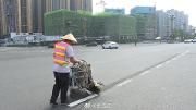 缓堵新招：光华大道三段与凤凰大街北段交叉路口施划待行区域