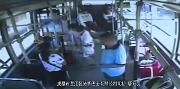消防文员公交车上晕倒 司机乘客合力相助
