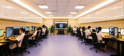 医生坐在高级影像诊断工作站电脑前进行阅片.jpg