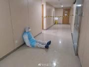 嘘！让他再多睡会儿