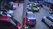 有惊无险：幼童被锁车内，热心女保安耐心陪伴，幼童意外解锁脱险