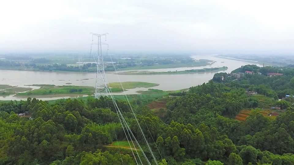 超高压线横跨岷江航道。