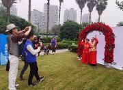 今天，温江13对金婚夫妇、19对银婚夫妇穿上了婚纱