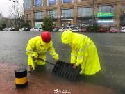 温江万春天乡路二段因积水暂时实行临时交通管制