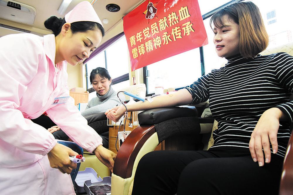 带头做新时代雷锋精神践行者