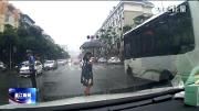 温江正能量——交警雨中疏堵  市民暖心送伞