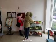 温江柳城街道便民菜摊进小区，打通物资到家“最后一公里”