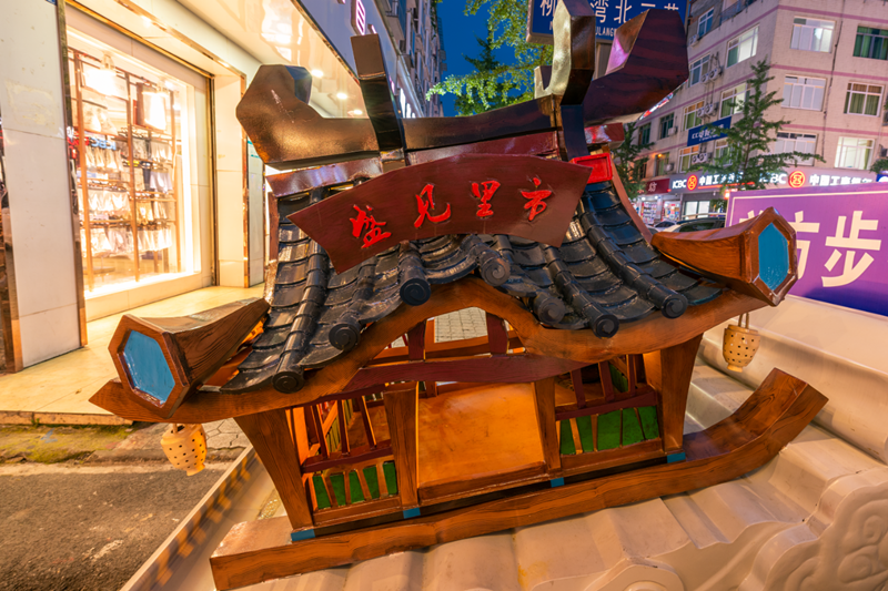 “盛见·里市”的“盛”是指盛开，“见”是指出现，代表着这条街像花儿一样在柳浪湾盛开。图据向实。