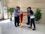 电瓶车肇事逃逸终落网 家属送锦旗致谢交警