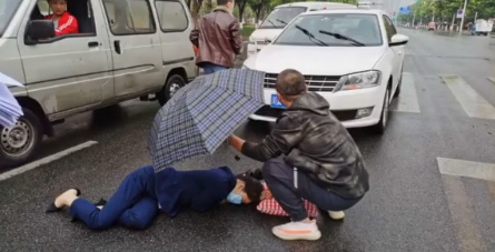 雨中你蹲在地上为伤者打伞的动作真暖~