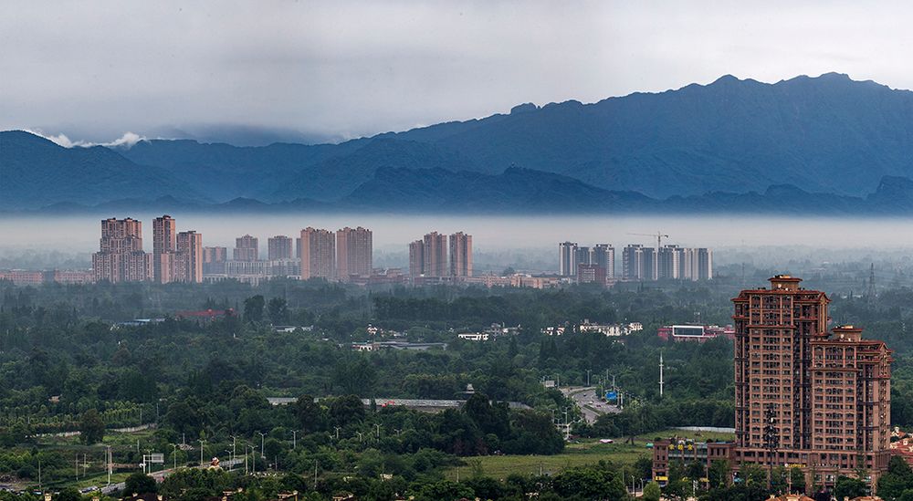 淡淡的薄雾笼罩在建筑物周围，一切都是那么刚刚好。图据田相和。