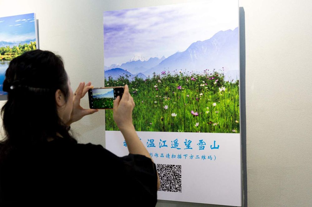 首次精选展出了温江区摄影家协会近年来拍摄的40余件与雪山有关的作品。图@陈加礼