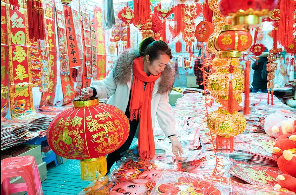 大红灯笼高高挂~图据向实。