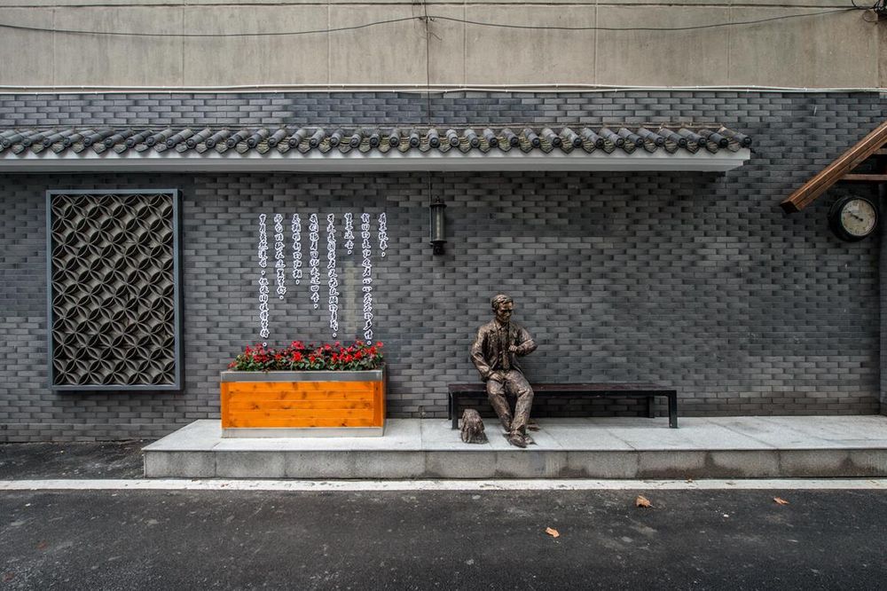 车站永远是个充满故事的地方，那里上演着无数的相聚离别，是这个大千社会的缩影。