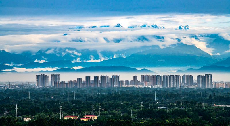 初见，就被云与山构成的绝妙美景惊呆了。图据夏国良。