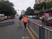 平安社区 百日攻坚——柳浪湾道路安装中央隔离栏  维护良好交通秩序 